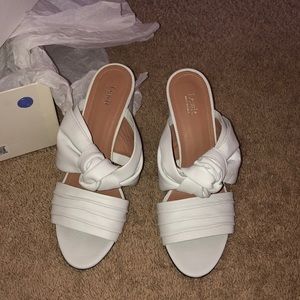 🌺🌸Lewit White Sandals🌺🌸